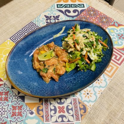 Tartare de saumon à la mangue, crudités, vinaigrette légère